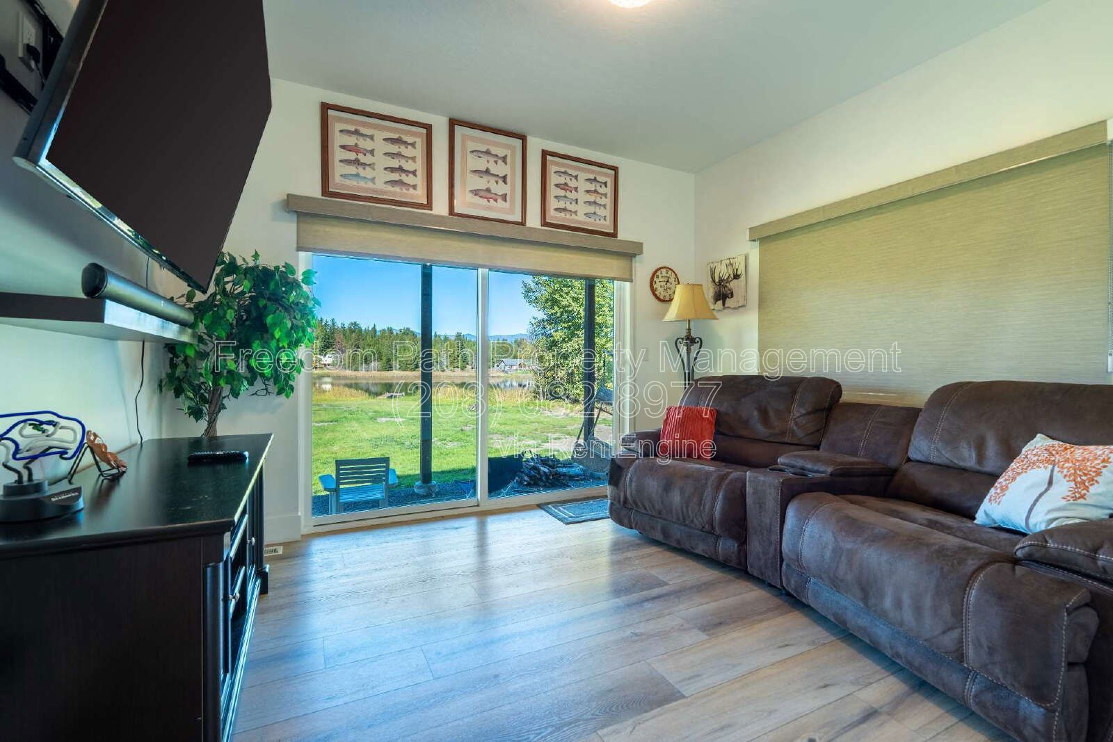 Fully Furnished Lakeview Home in Sagle — Seasonal Rental, Oct 2026–Apr 2027 | Water, Sewer, Trash & WiFi Included property image