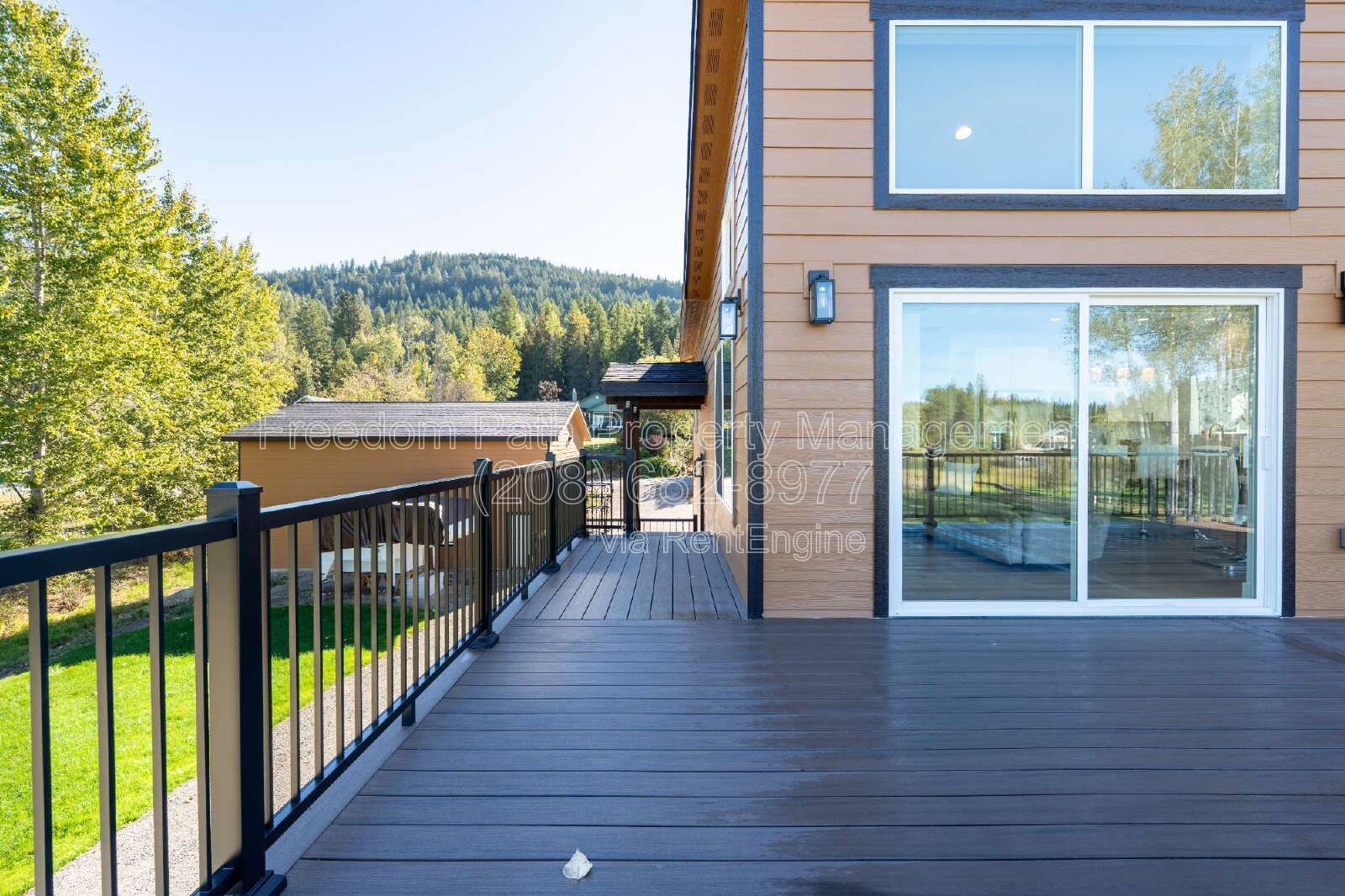 Fully Furnished Lakeview Home in Sagle — Seasonal Rental, Oct 2026–Apr 2027 | Water, Sewer, Trash & WiFi Included property image