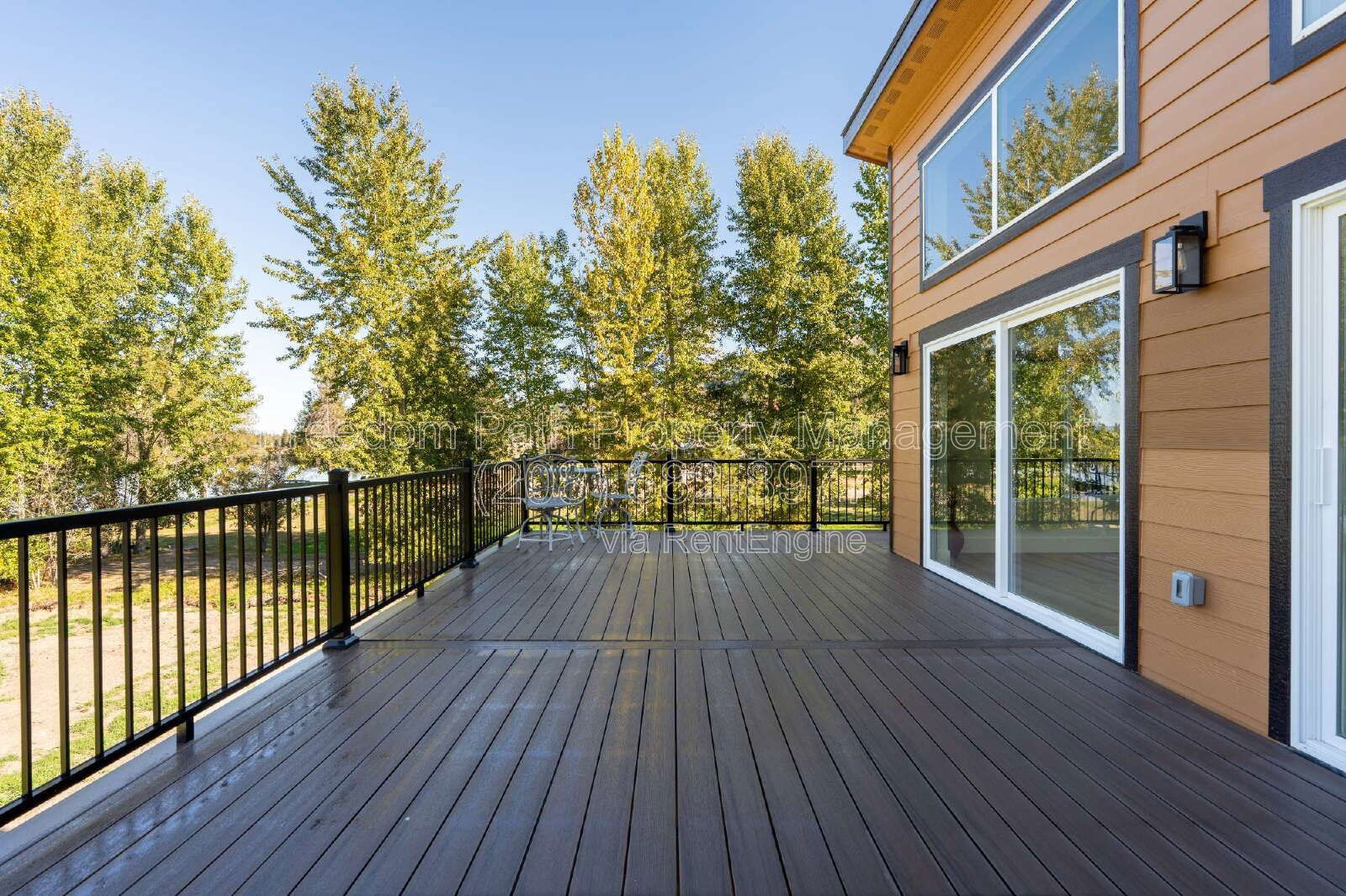 Fully Furnished Lakeview Home in Sagle — Seasonal Rental, Oct 2026–Apr 2027 | Water, Sewer, Trash & WiFi Included property image