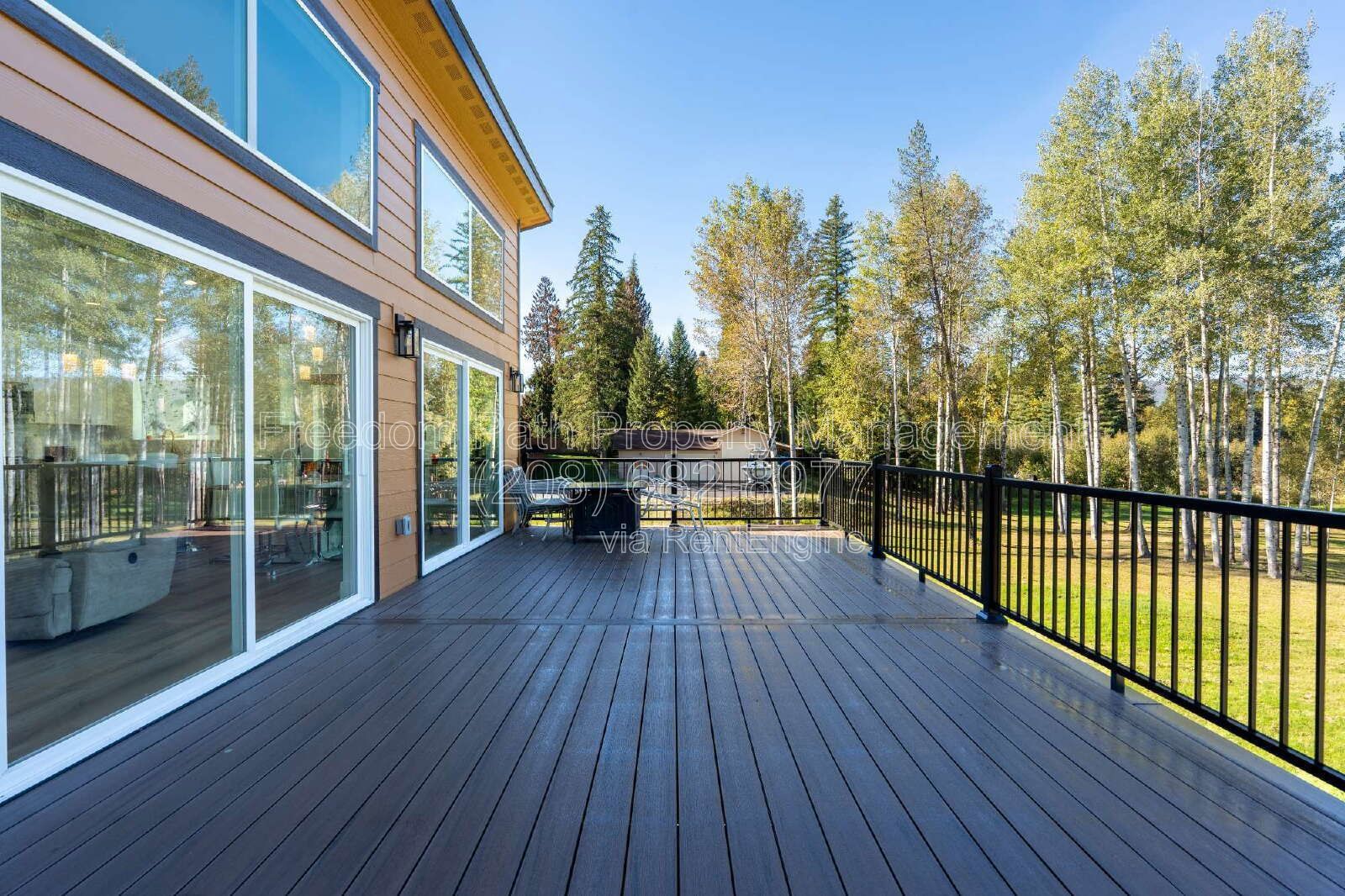 Fully Furnished Lakeview Home in Sagle — Seasonal Rental, Oct 2026–Apr 2027 | Water, Sewer, Trash & WiFi Included property image