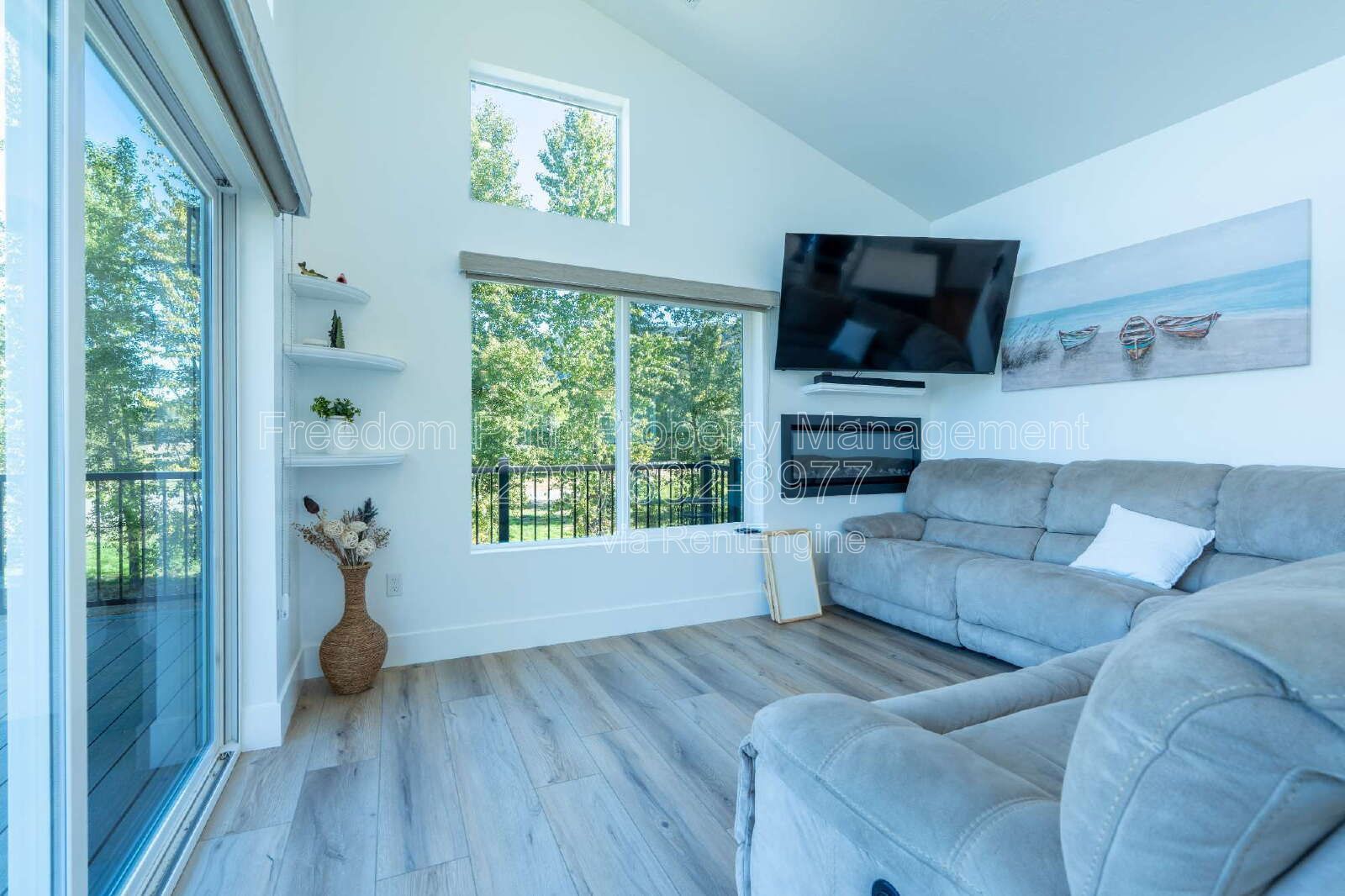 Fully Furnished Lakeview Home in Sagle — Seasonal Rental, Oct 2026–Apr 2027 | Water, Sewer, Trash & WiFi Included property image