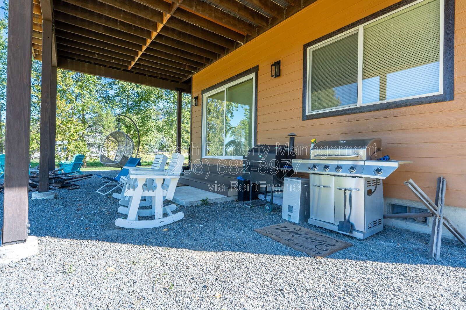 Fully Furnished Lakeview Home in Sagle — Seasonal Rental, Oct 2026–Apr 2027 | Water, Sewer, Trash & WiFi Included property image